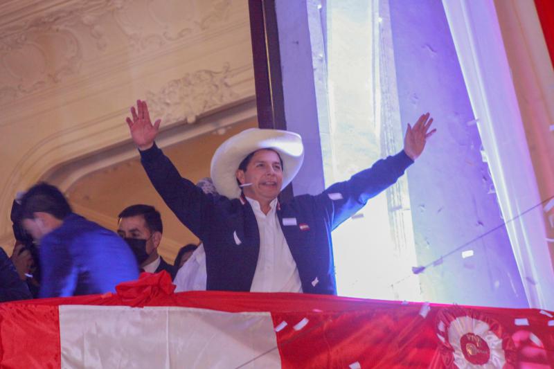 Nach der Entscheidung des Wahlgerichts trat Pedro Castillo am Montag vor seine Anhänger