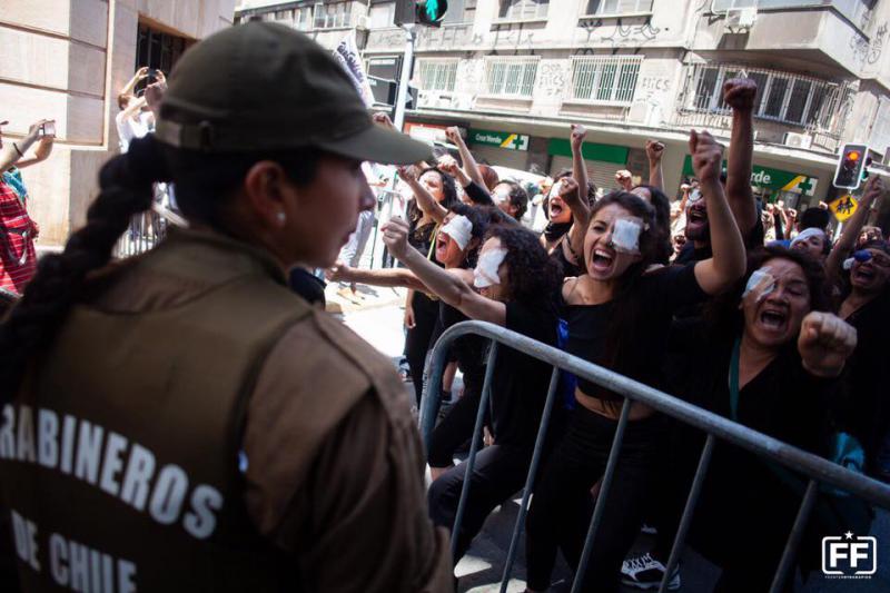 Protestaktion "Die blinden Kinder des Terrorstaats von Piñera" vor einer Polizeiwache in Santiago (November 2019)