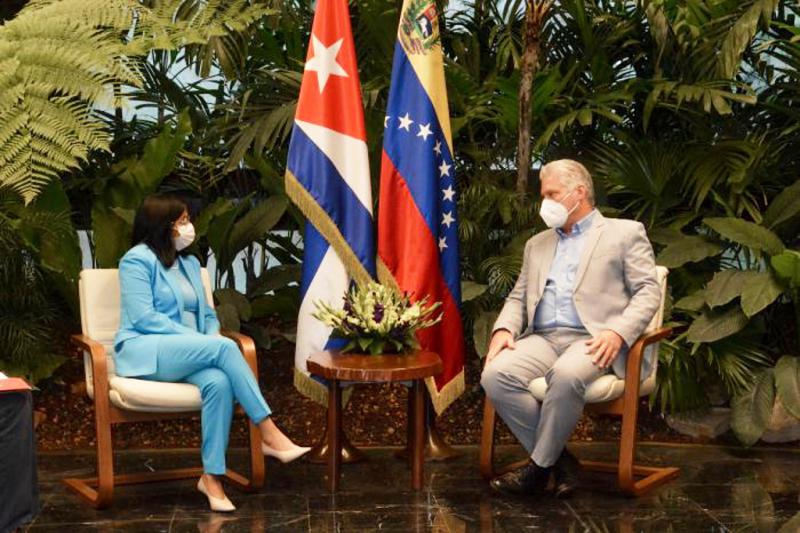 Kuba und Venezuela vereinbarten wegen der US-Sanktionen Einsetzung einer gemeinsamen Beobachterkommission. Hier Delcy Rodríguez, Vizepräsidentin von Venezuela, mit dem kubanischen Präsidenten Miguel Díaz-Canel