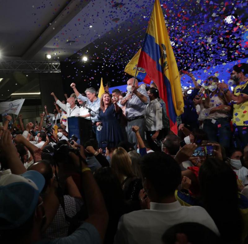 Der Unternehmer Guillermo Lasso feiert mit Anhänger:innen Wahlsieg