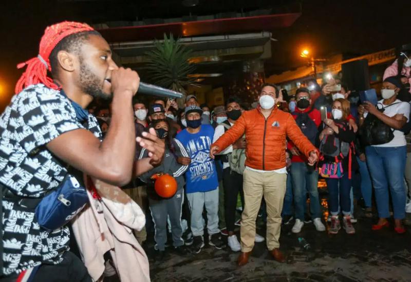 Hip Hop bei einer Wahlkampfveranstaltung von Arauz (orangefarbene Jacke) mit jungen Leuten am 1. April im Stadtteil Chillogallo von Quito