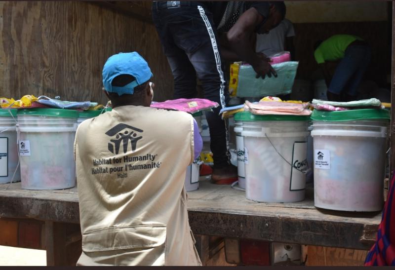 Die US-Hilfsorganisation Habitat Haiti verteilt Hygiene-Kits