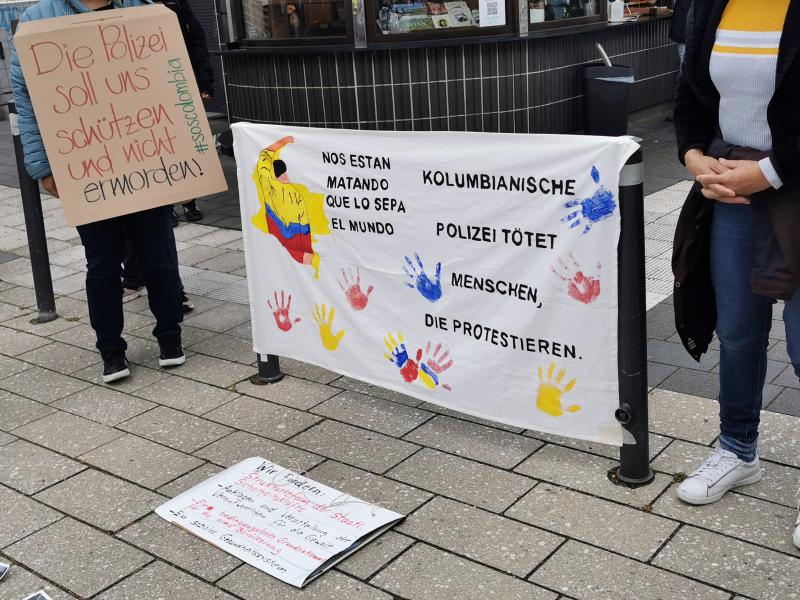 Kundgebung in Bonn am 7. Mai: "Kolumbianische Polizei tötet Menschen, die protestieren"