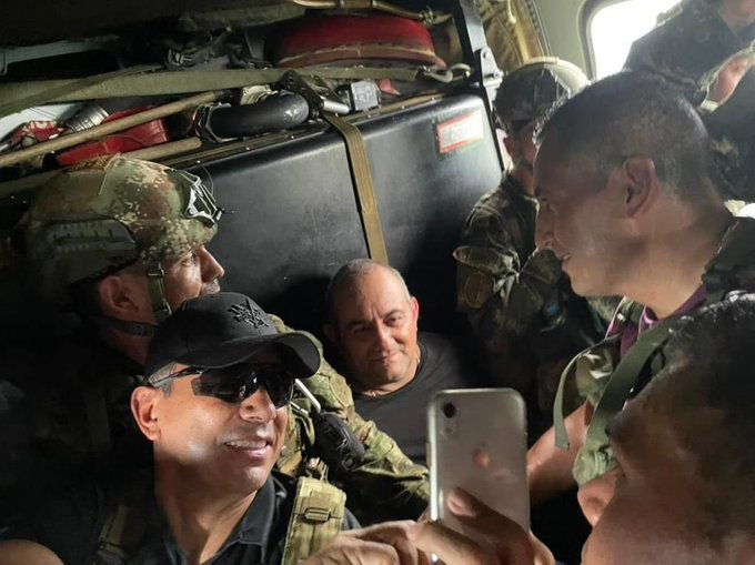Selfies an Bord eines Militärhubschraubers: Úsaga, "der Mann der drei Kriege", mit kolumbianischen Soldaten