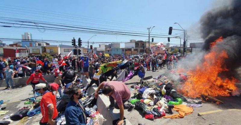 Brandanschlag auf die Habseligkeiten von Migranten in Iquique