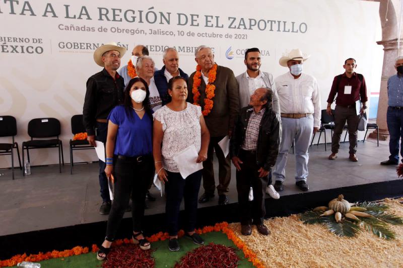 Amlo mit Bewohner:innen von Temacapulín (Temaca) am 10. Oktober