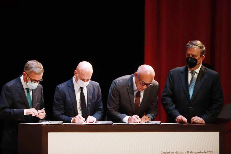 Von links nach rechts: Ricardo Blyde, Dag Nyland (Regierung Norwegen), Jorge Rodríguez und Marcelo Ebrard (Außenminister Mexiko) bei der Unterzeichnung des Memorandums