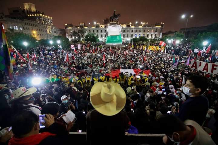 Tausende gingen in Peru über Wochen auf die Straße, um den Wahlsieg Castillos (auf dem Bild vorn mit Hut) zu verteidigen