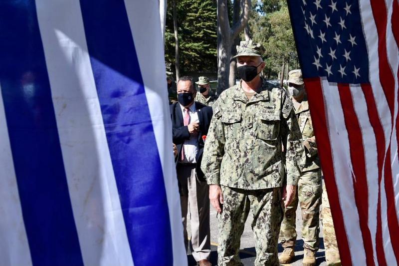 In Uruguay besuchte Faller auch eine Kaserne und besichtigte militärische Ausrüstung, die von der US-Regierung "gespendet" wurde