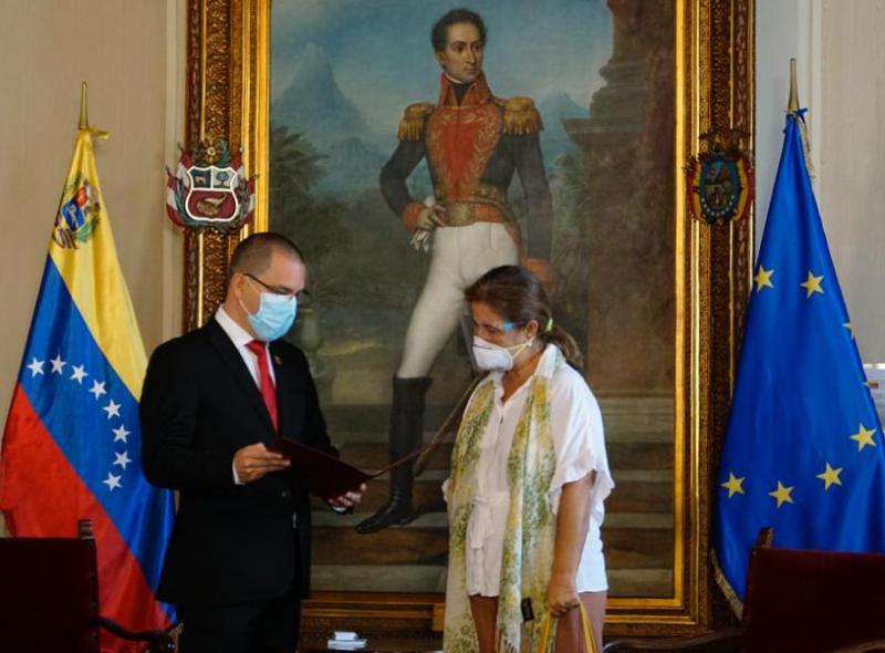 Außenminister Jorge Arreaza übergibt EU-Botschafterin Isabel Brilhante Pedrosa das Dokument über ihre Ausweisung