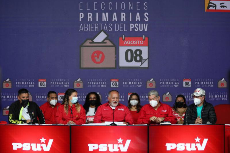 Führende PSUV-Mitglieder (ohne Maske: Vize-Parteichef Diosdado Cabello) bei der Bekanntgabe der ersten Ergebnisse der Vorwahlen am Dienstag