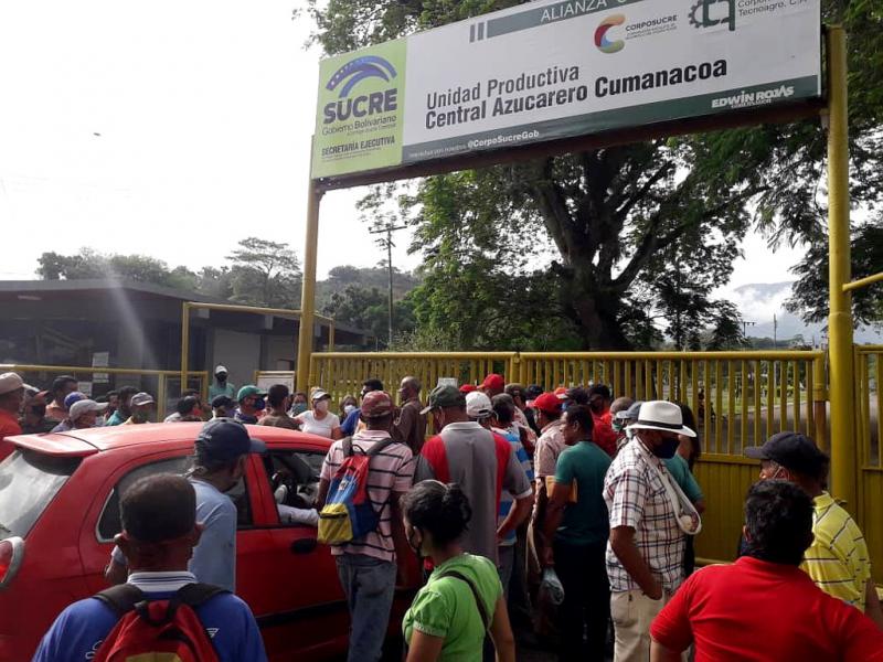 Die Protestierenden blockieren die Tore der Zuckerrohrmühle "Central Azucarero Cumanacoa"