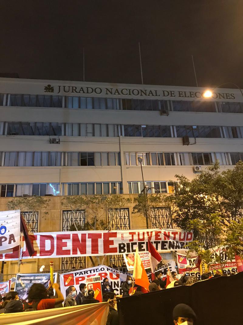 In Lima campieren Castillo-Anhänger vor dem nationalen Wahlgericht