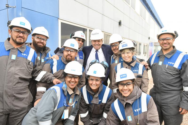 Präsident Fernández (Mitte) mit Mitarbeiter:innen der staatlichen Ölgesellschaft YPF, die den Bau der Ölpipeline leitet