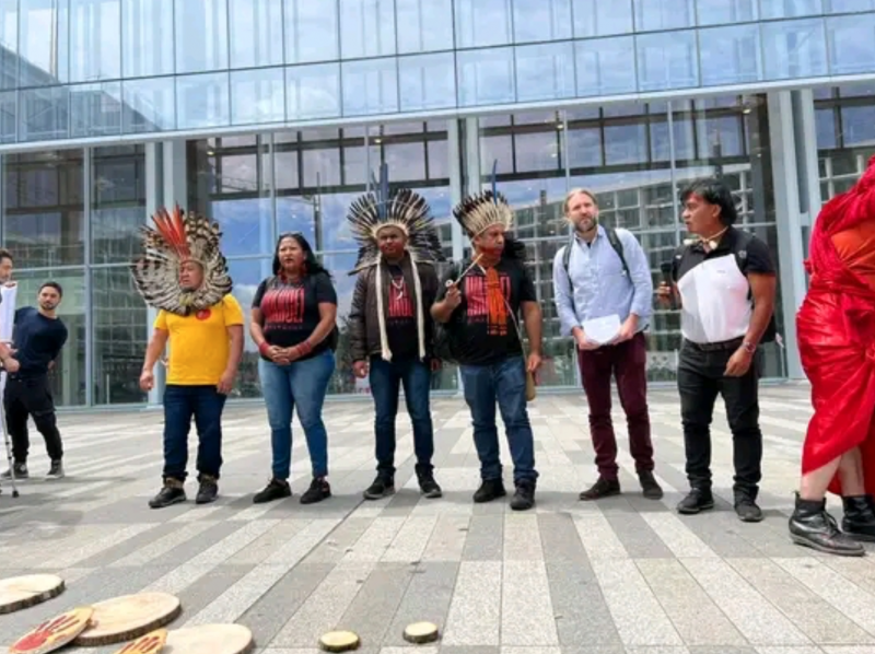 Eine Delegation des Indigenenverbands APIB sagte vor dem Tribunal Judiciaire de Paris aus