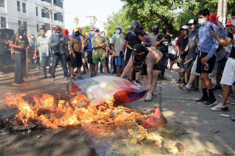 Verbrennung der indigenen Wiphala-Flagge durch rechte Gruppen. Der Streik in Santa Cruz ist geprägt von rassistischen Gewaltakten