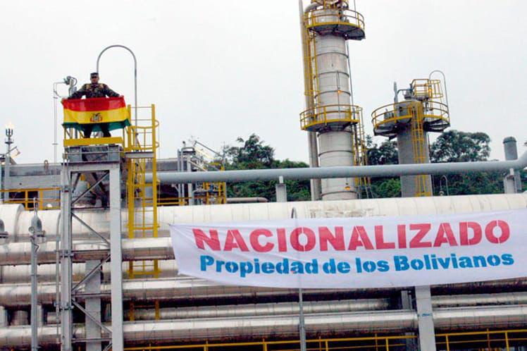 1. Mai 2006 : "Verstaatlicht. Eigentum der Bolivianer"