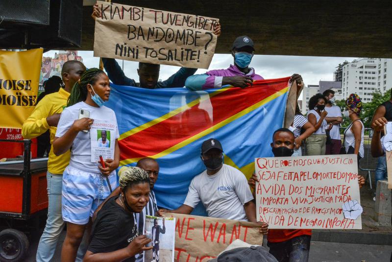 Kongolesische Geflüchtete mit der Flagge des Landes bei der Demonstration in São Paulo