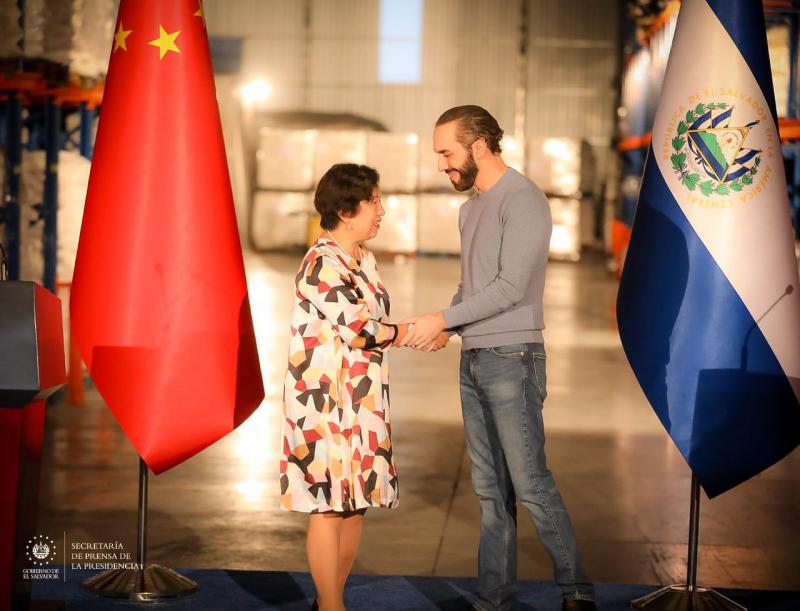 Chinas Botschafterin Ou Jianhong und El Salvadors Präsident Nayib Bukele