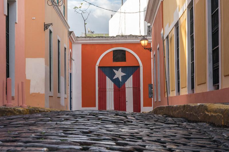 Flagge von Puerto Rico in der Cobblestone Alley in der Altstadt von San Juan