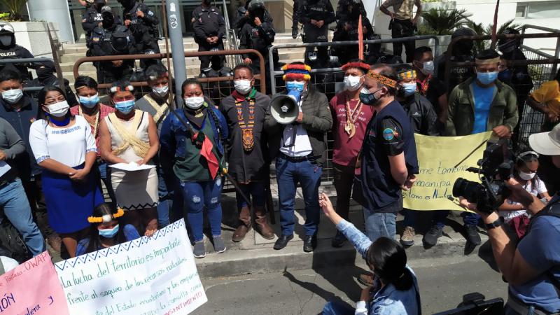 Indigene Vertreter:innen protestieren vor dem Verfassungsgericht von Ecuador