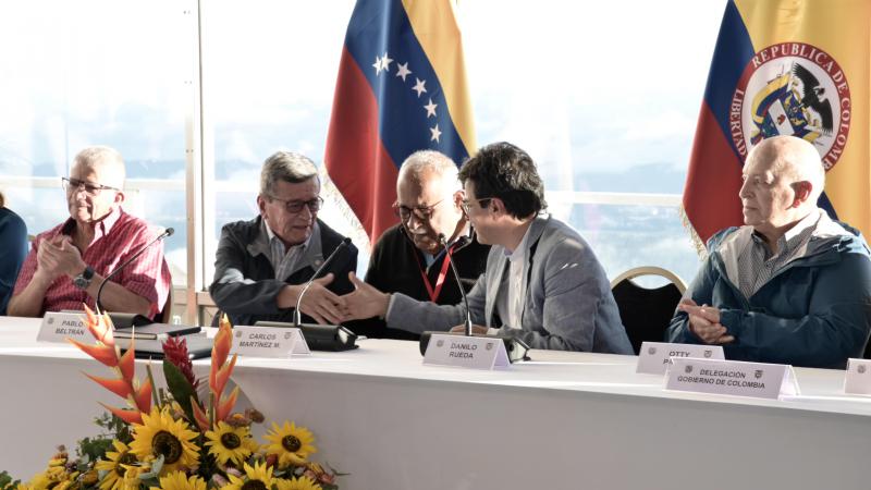 Von links nach rechts: Aureliano Carbonell (ELN), Pablo Beltrán (ELN), Gustavo Martínez (ELN), Danilo Rueda (Hohe Kommissar für den Frieden), Otty Patiño (Leiter der Friedensdelegation der Regierung)