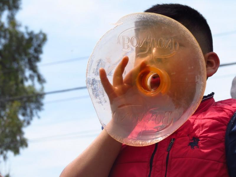 Ein Junge in Puebla nutzt eine Wasserflasche von Bonafont (Danone) als Megafon, “Wasser wird geliebt, nicht verkauft”