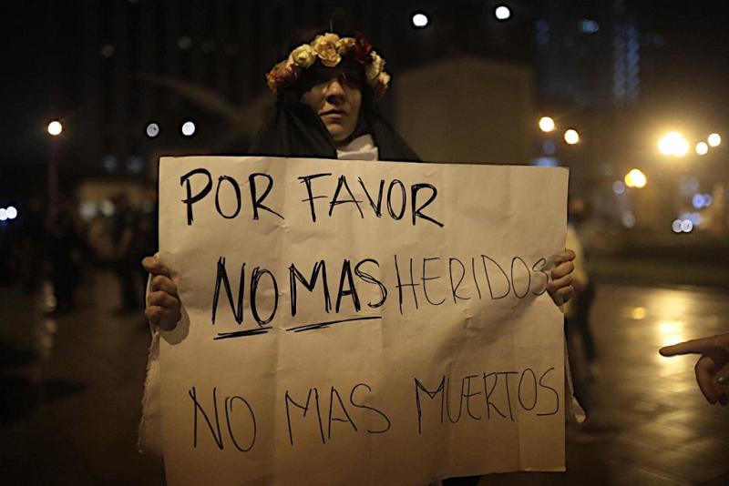 Demonstrant:innen in Lima richten sich an die Streitkräfte: "Bitte keine Verletzten mehr, keine Toten mehr"