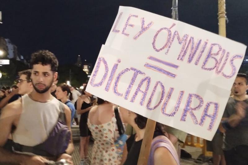 Seit Bekanntwerden des "Ley Omnibus" reißen die Proteste dagegen nicht ab