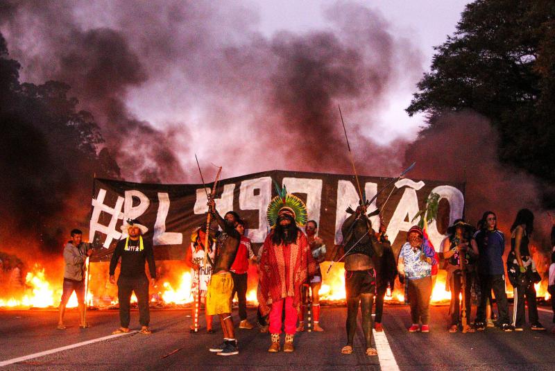 "PL 490 Nein": Jaraguá-Indigene blockieren die Landstraße von Bandeirantes im Bundesstaat Parana