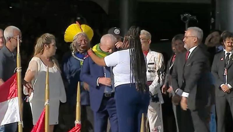 Aline Sousa legte Lula die Schärpe um