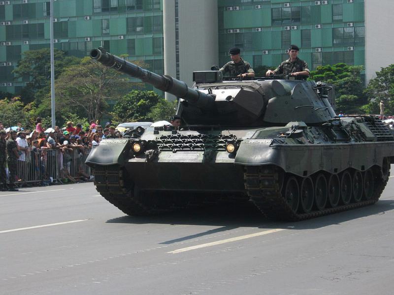 Brasilianischer Leopard 1 Panzer während der Parade zum Unabhängigkeitstag 2009 in Brasília