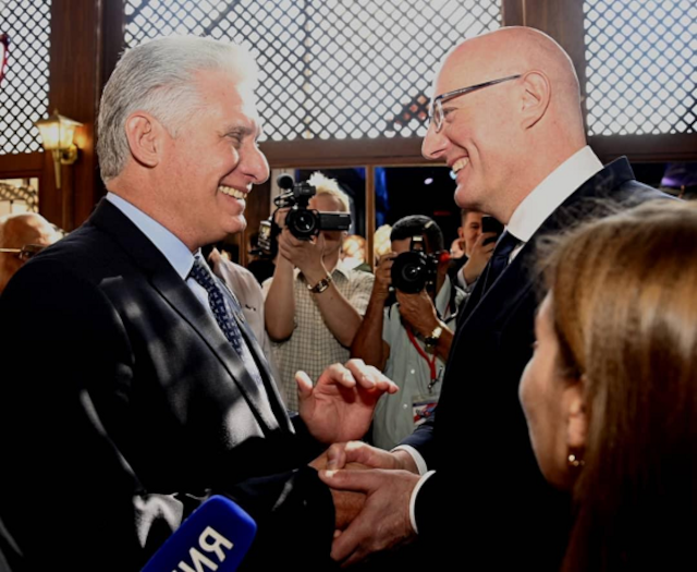 Kubas Präsident Díaz-Canel und der stellvertretende russische Premierminister Dmitry Chernyshenko beim Abschluss des Unternehmerforums