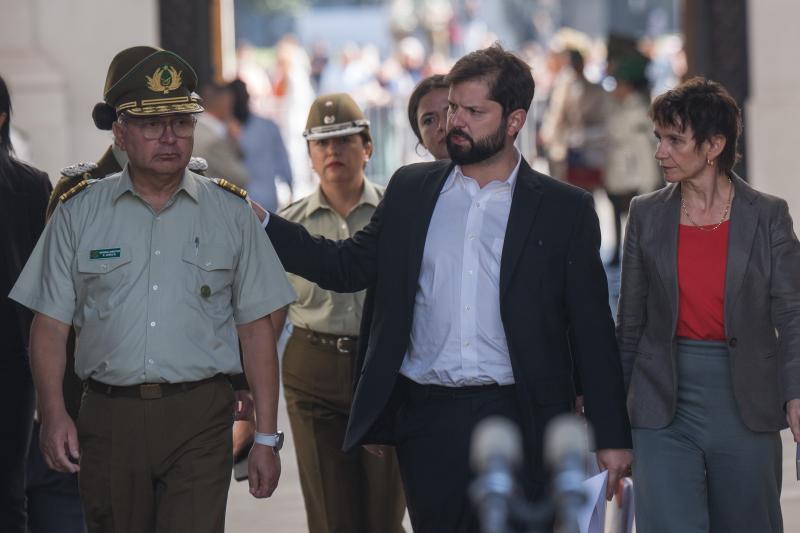 Schulterschluss zwischen Präsidenten Boric und dem Generaldirektor der Carabineros, Ricardo Yañez. Mit dem neuen Gesetz kann protestieren gefährlicher werden.