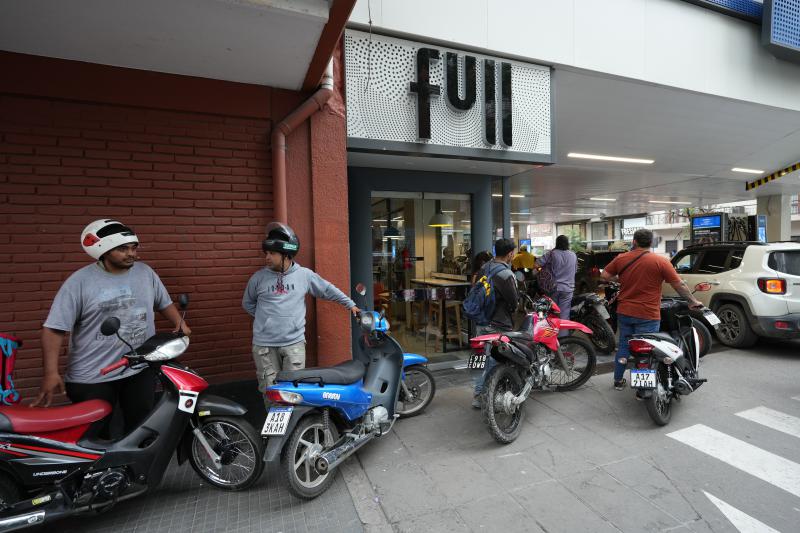 Lange Schlangen vor der staatlichen YPF in San Miguel de Tucumán, Argentinien