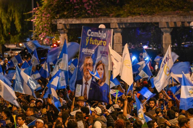 Zehntausende feiern den Wahlsieg der aus den großen Antikorruptionsprotesten hervorgegangenen Partei "Movimiento Semilla"