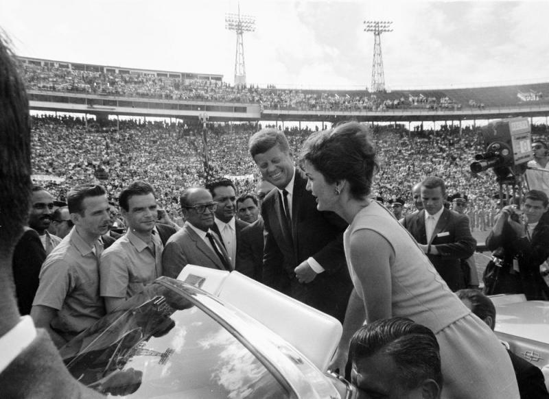 Kennedy und Ehefrau Jacqueline stehen im offenen Auto, um die Mitglieder der 2506 Cuban Invasion Brigade im Orange Bowl Stadium in Miami, Florida, zu begrüßen