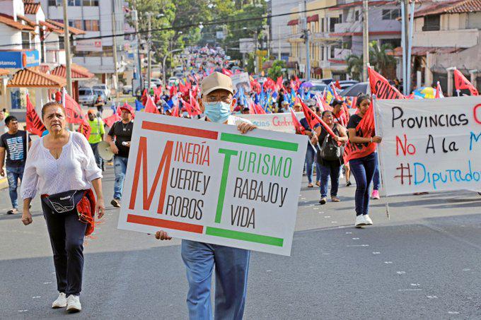 Demonstration am 10. September in Panama-Stadt: "Bergbau - Tod und Raub, Tourismus - Arbeit und Leben"