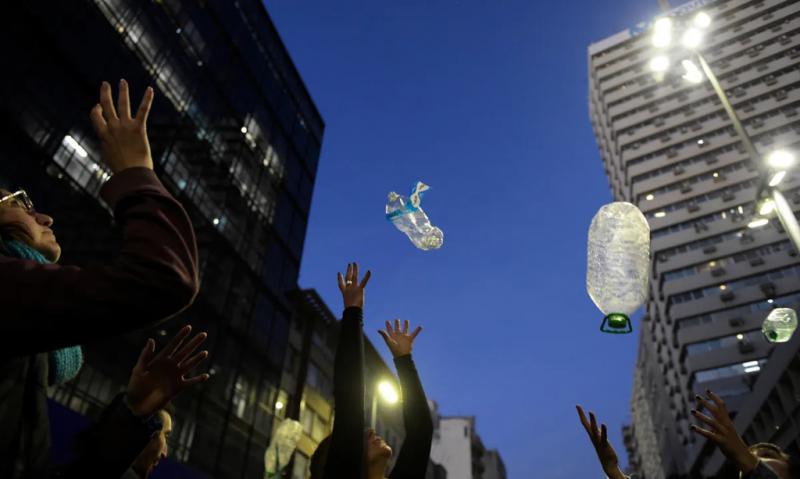 Die Menschen sind gezwungen, abgefülltes Trinkwasser zu kaufen. Proteste gegen die Privatisierung des Wassers nehmen zu