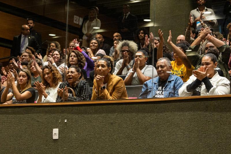 Angehörige von Marielle Franco und Anderson Gomes bei der Urteilsverkündung im Gericht von Rio de Janeiro