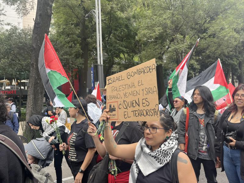 Demo in Mexiko-Stadt. Plakat: "Israel bombardiert Palästina, den Libanon und Syrien. Wer ist der Terrorist?"
