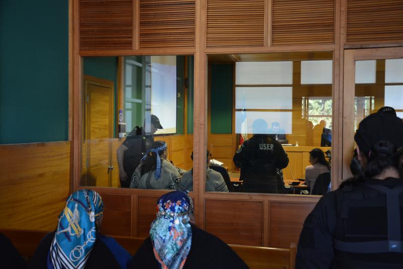 Streng bewacht: Gerichtsprozess gegen die Mapuche Pichunhuala und Ñirripil