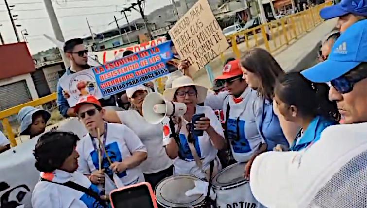Während des Besuches der CIDH-Delegation in Ecuador fand vor dem Gefängnis eine Kundgebung für die Freiheit von Glas statt