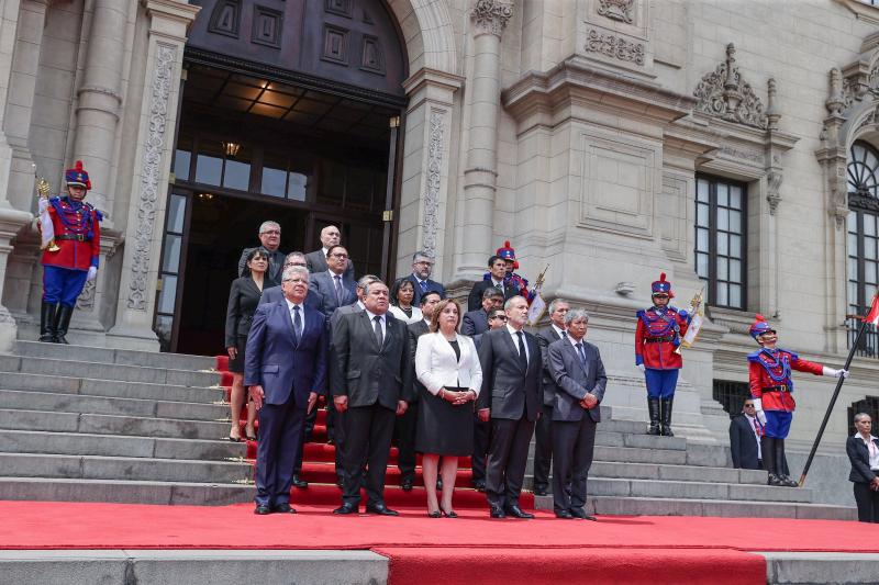 Dort erwarteten ihn Interimspräsidentin Boluarte und ihr Kabinett zur offiziellen Ehrung