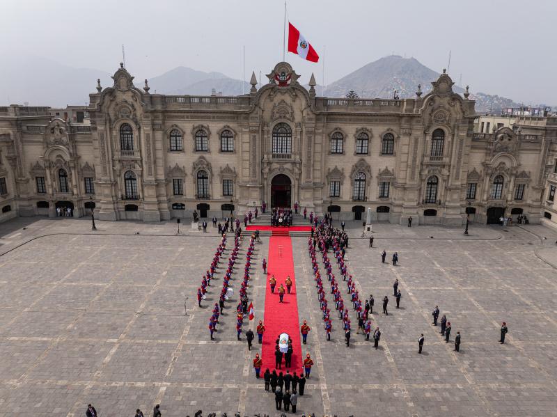Roter Teppich vor dem Palacio del Gobierno für den toten Diktator