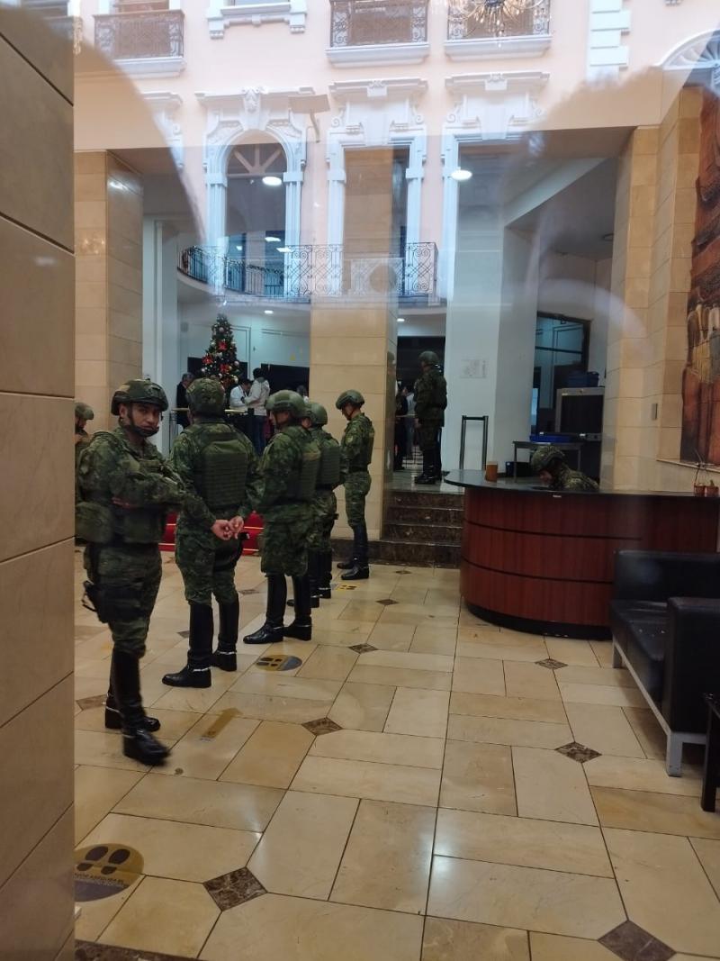 Ein Aufgebot von Polizei und Militär verwehrt Verónica Abad den Zugang zum Kongress