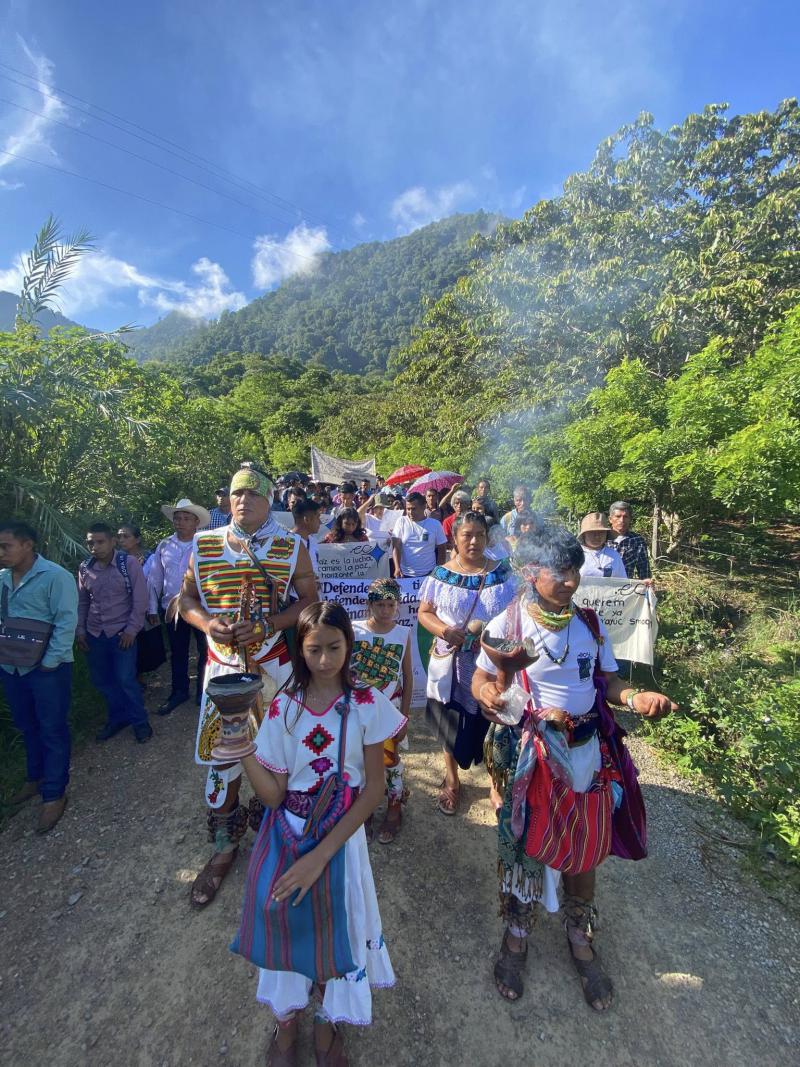 Indigene Prozession gegen Autobahn in Chiapas
