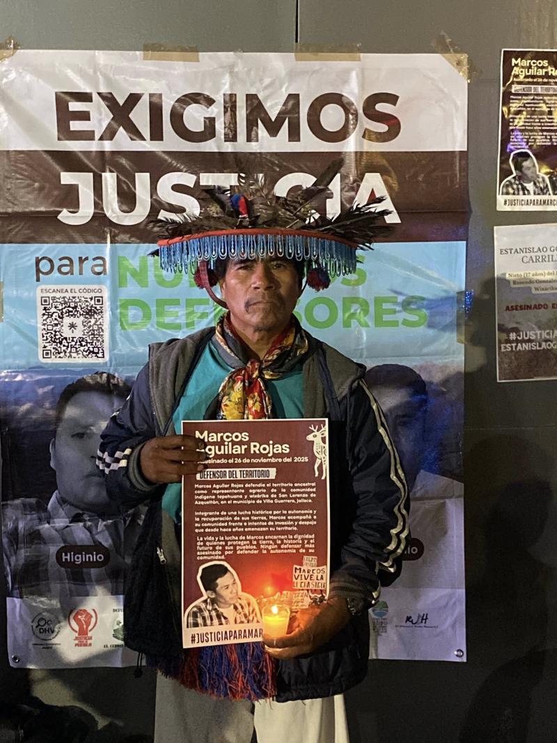 Mahnwache von Vertretern der Gemeinde Azqueltán und sozialen Organisationen vor der Buchmesse in Guadalajara