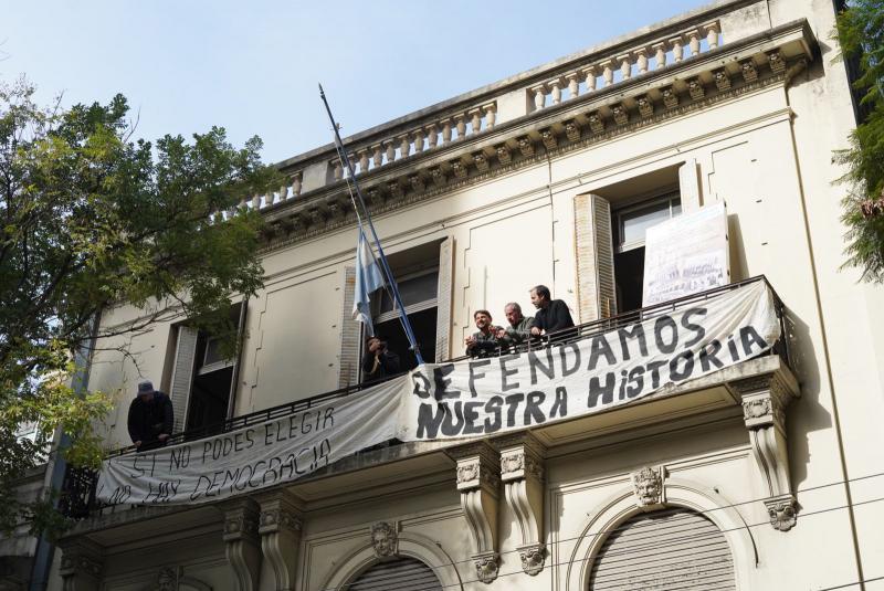 "Verteidigen wir unsere Geschichte!": Besetzung des Historischen Instituts, rechts neben der Fahne Grabois