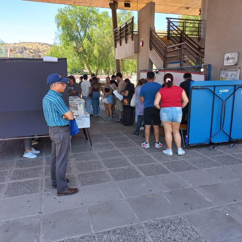 Wähler vor dem Wahllokal im Stadtteil Renca, Santiago de Chile